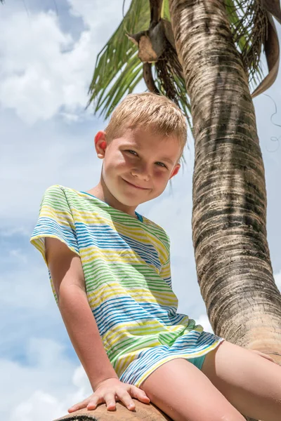 Glücklicher Junge sitzt auf der Handfläche — Stockfoto