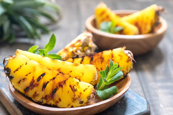 Grilled pineapple slices — Stock Photo, Image