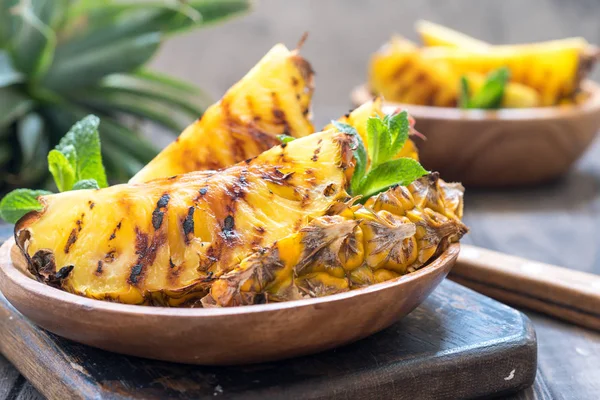 Grilled pineapple slices — Stock Photo, Image