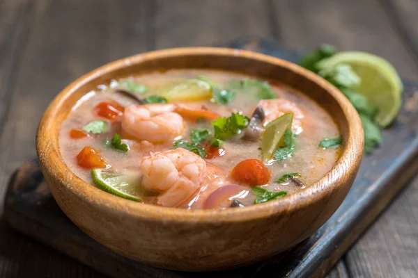 Tom yam kong veya Tom yum, Tom yam olduğunu Tayland tipik bir baharatlı açık çorba — Stok fotoğraf