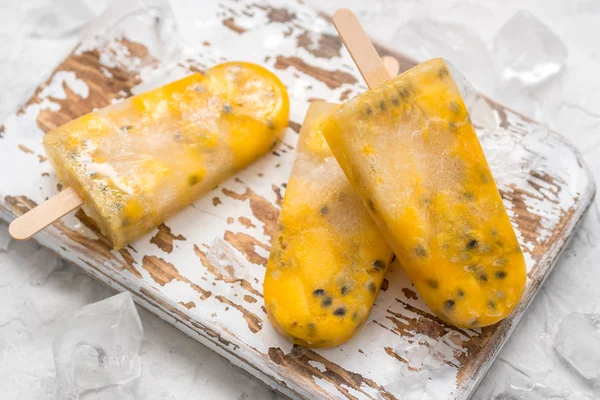 Paletas congeladas caseras con mango fresco y fruta de la pasión — Foto de Stock