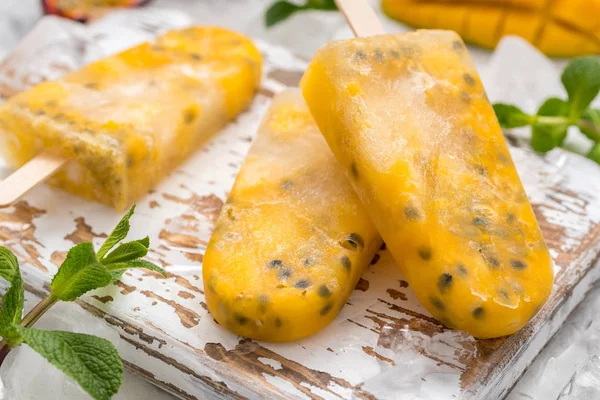 Popsicles surgelés maison à la mangue fraîche et aux fruits de la passion — Photo