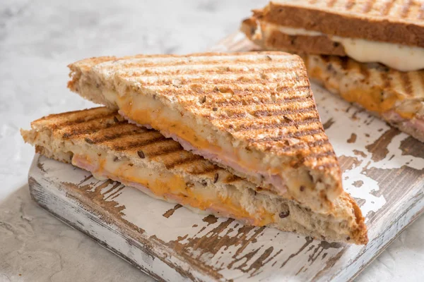 Gegrilltes Käse-Sandwich mit Schinken — Stockfoto