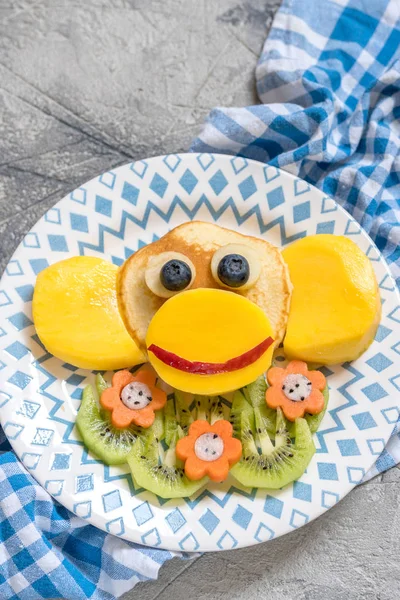 Grappige aap pannenkoeken voor kinderen ontbijt — Stockfoto