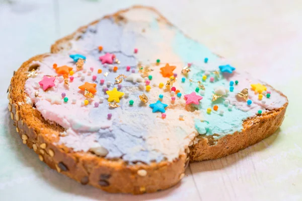 Unicornio pan tostado con queso crema de colorfur —  Fotos de Stock