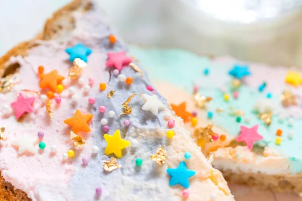 Unicorno cibo pane tostato con crema di formaggio colorfur — Foto Stock