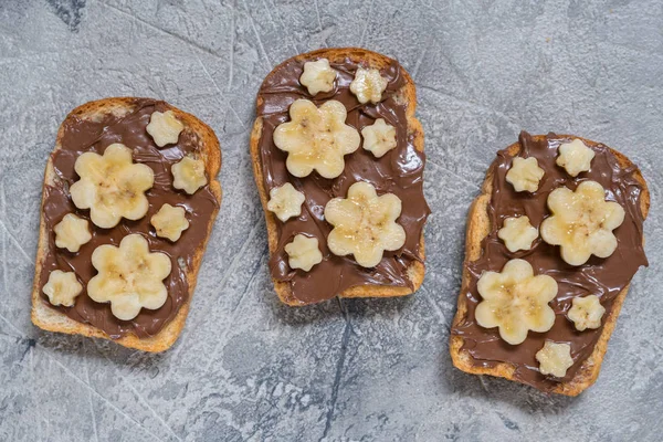 Pão torrado com cobertura de chocolate e banana — Fotografia de Stock