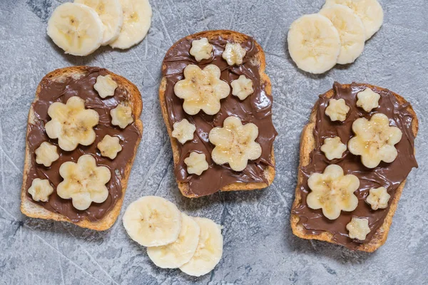 Toast kenyér, a kenhető csokoládé és banán — Stock Fotó