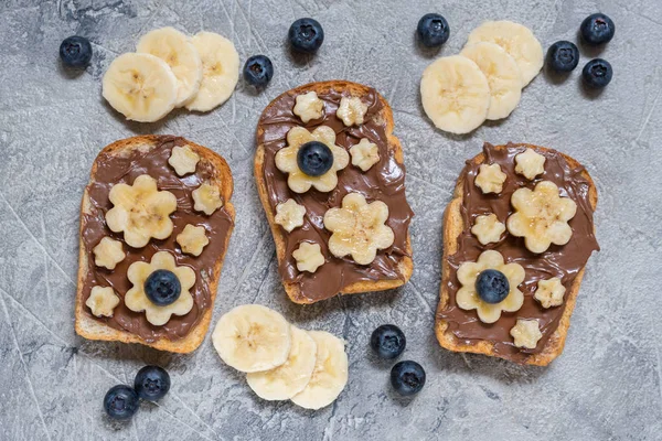 바나나와 초콜릿 스프레드 토스트 빵 — 스톡 사진