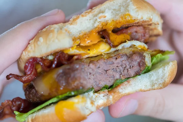 Boczek Burger z sałatą jaj i sera — Zdjęcie stockowe