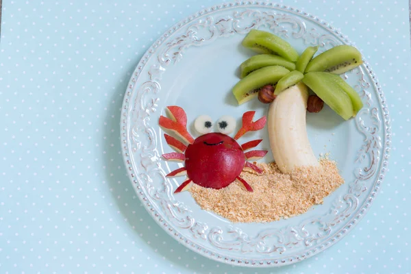 キウイ、バナナ、梨の子供の子供のためのフルーツ デザート — ストック写真