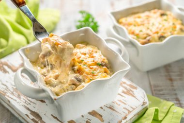 Pişmiş graten güveç tavuk mantarlı peynirli