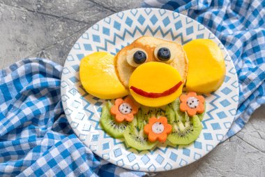 Komik maymun çocuklar Kahvaltıda krep