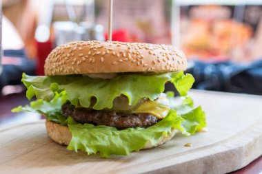 Lezzetli taze hamburger ızgara sığır eti burger ahşap oyun tahtası ile