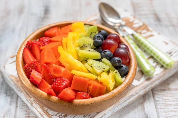 Овсянка на завтрак для детей с радужными фруктами — стоковое фото