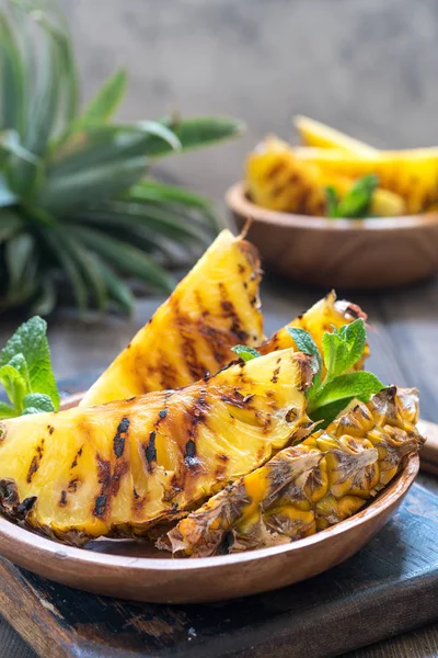 Жареные кусочки ананаса — стоковое фото