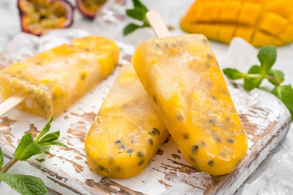 Ghiaccioli surgelati fatti in casa con mango fresco e frutto della passione — Foto Stock