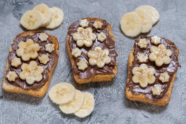 Toast kenyér, a kenhető csokoládé és banán — Stock Fotó