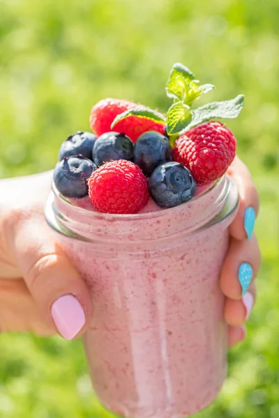 Overnight breakfast oats smoothie with raspberries and blueberies — Stock Photo, Image