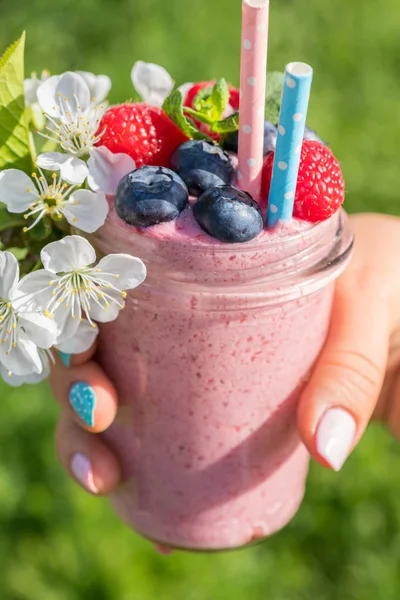 Overnight breakfast oats smoothie with raspberries and blueberies — Stock Photo, Image