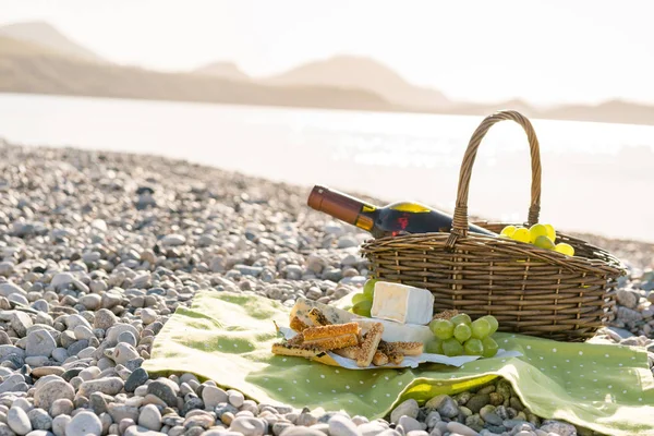 Picnic basket with wine, cheese and grapes — Stock Photo, Image