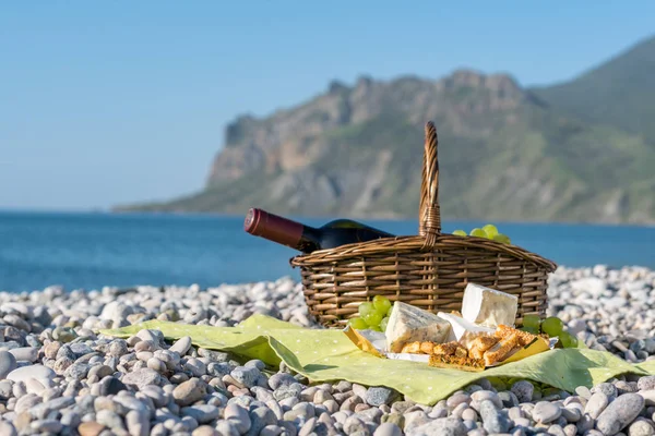 Cesto da picnic con vino, formaggio e uva — Foto Stock
