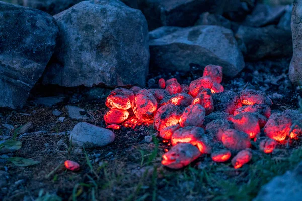 Briquetes de carvão quente flamejante, fundo alimentar ou textura — Fotografia de Stock