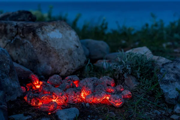 Briquetes de carvão quente flamejante, fundo alimentar ou textura — Fotografia de Stock