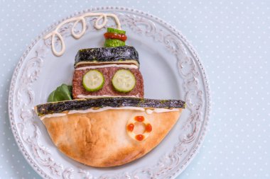 Çocuklar öğle yemeğinde tekne pide burger pirzola ile gemi