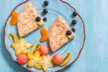 Bir balık gibi komik krep krep görünüyor