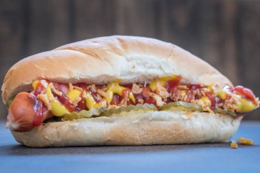 Izgara sosis hardal, ketçap ve dereotu turşu