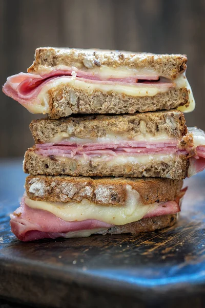 Un sándwich de jamón a la parrilla y queso suizo — Foto de Stock