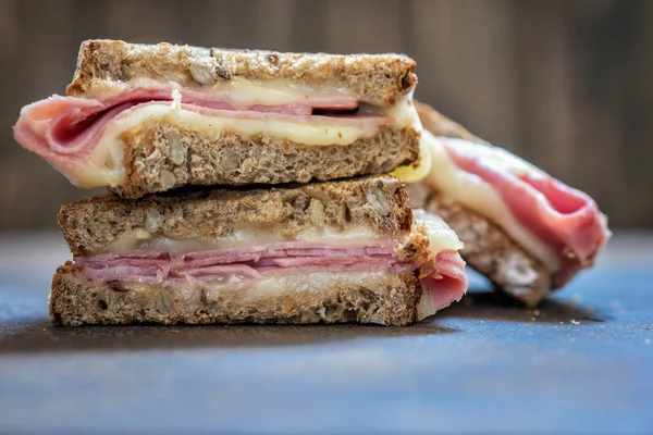 Un sándwich de jamón a la parrilla y queso suizo — Foto de Stock