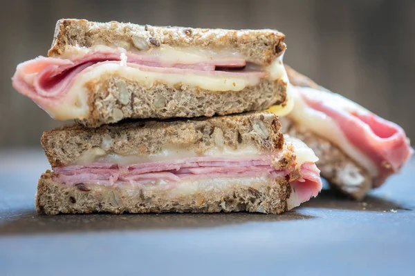 Ein gegrillter Schinken und ein Schweizer Käse-Sandwich — Stockfoto