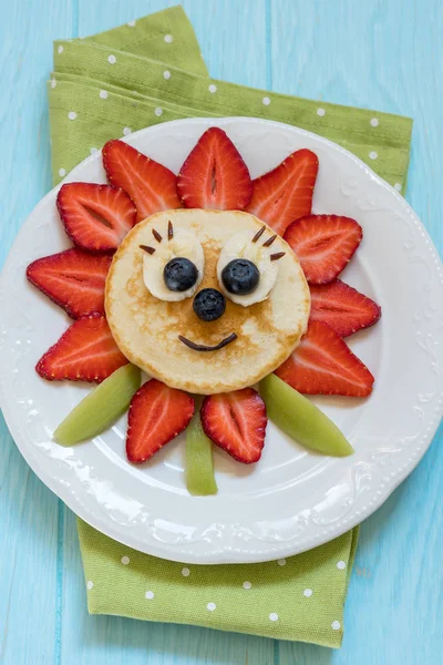 Pancakes with berries for kids — Stock Photo, Image