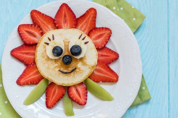 Pancakes with berries for kids — Stock Photo, Image