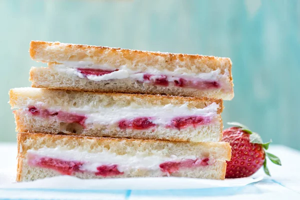 奶油芝士草莓馅的法式烤面包 — 图库照片