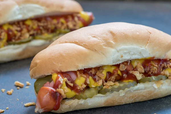 Cachorros-quentes grelhados com mostarda, ketchup e picles de endro — Fotografia de Stock
