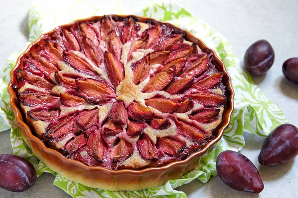 Postre bajo en carbohidratos. Tarta de ciruela con masa de almendras —  Fotos de Stock