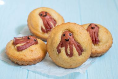Çocuk funny gıda. Mısır ekmeği muffins sosis ahtapot ile
