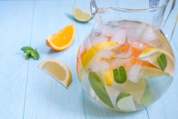Brocca di limonata con fette di limone, arancia, lime — Foto Stock