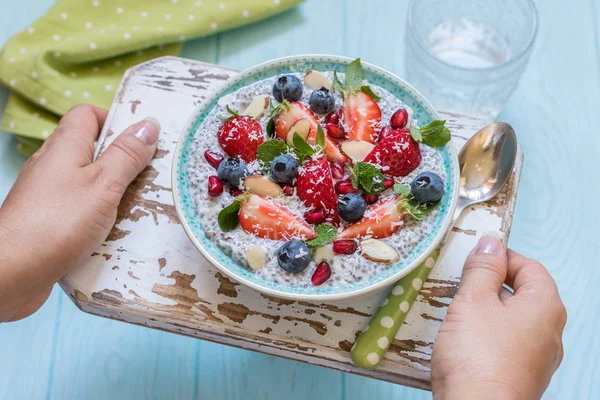 Keto ketogenní, paleo nízké carb stravy ovesné snídaně kaše. Kokosový Chia pudink s bobule, semena granátového jablka a mandle — Stock fotografie