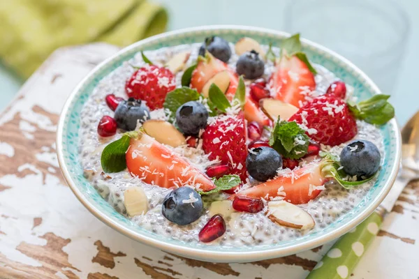 Keto ketogenní, paleo nízké carb stravy ovesné snídaně kaše. Kokosový Chia pudink s bobule, semena granátového jablka a mandle — Stock fotografie