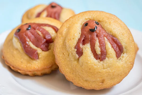 Lustiges Kinderessen. Maisbrot-Muffins mit Wurst-Krake — Stockfoto