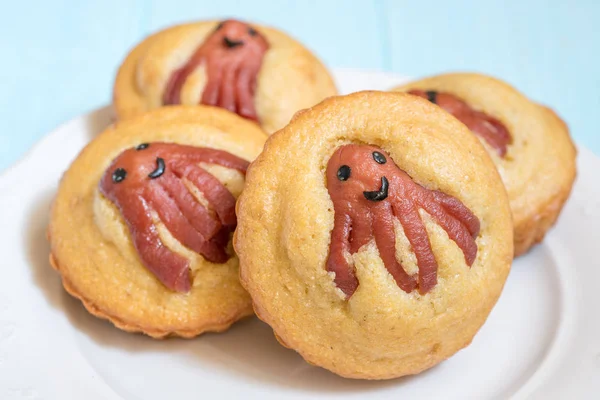 Lustiges Kinderessen. Maisbrot-Muffins mit Wurst-Krake — Stockfoto