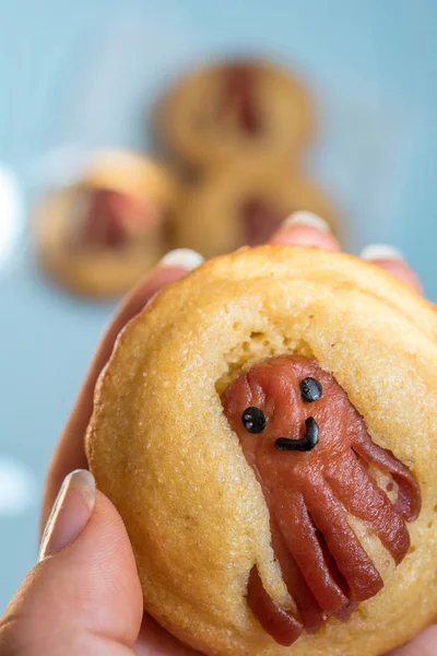 Comida engraçada. Muffins de milho com polvo de salsicha — Fotografia de Stock