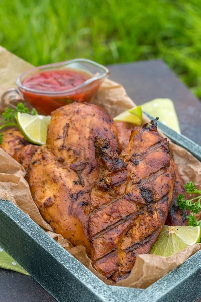 Dada ayam panggang disajikan dengan herbal dan kapur — Stok Foto
