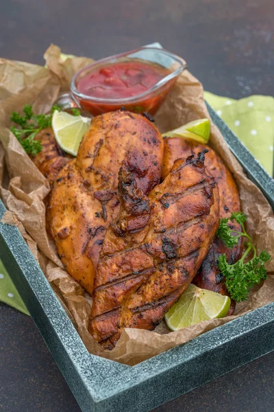 Dada ayam panggang disajikan dengan herbal dan kapur — Stok Foto