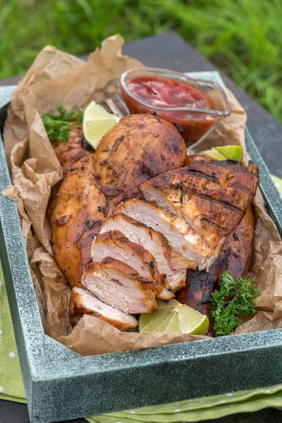 Gegrillte Hühnerbrust serviert mit Kräutern und Limette — Stockfoto