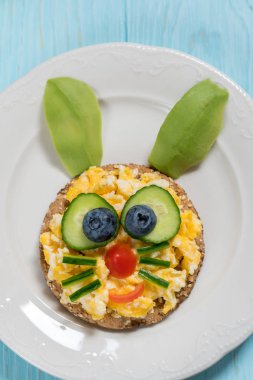 Çocuk kahvaltıda omlet komik tavşan